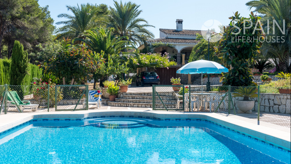 Šarmantná 4 spálňová vila s bazénom na predaj v Javea, Costa Blanca