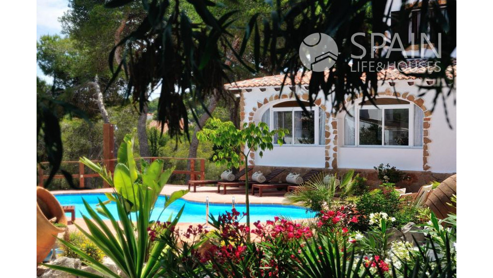 Prenajmite si izbu v luxusnej vile s bazénom v prímorskom mestečku Moraira; Costa Blanca