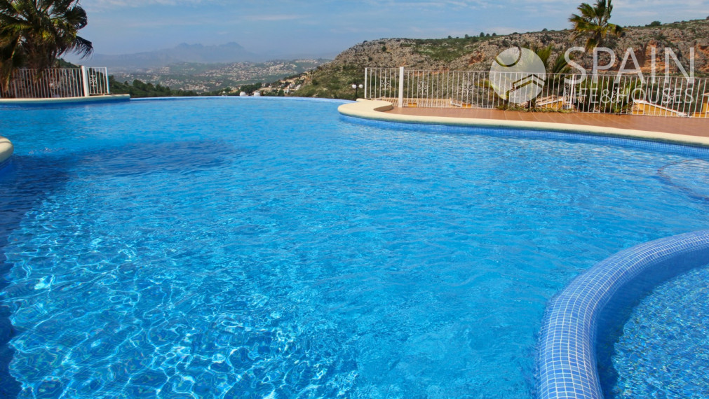 Nový, luxusný 2-spálňový apartmán so záhradou a spoločným bazénom v Cumbre del Sol Benitachell; Costa Blanca Sever