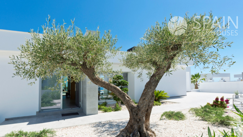 Kompletne zariadená 4 izbová moderná  vila v rezidencii Cumbre del Sol, Costa Blanca