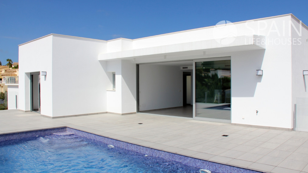 Minimalistická a kompletne zariadená 4 izbová moderná  vila v rezidencii Cumbre del Sol, Costa Blanca