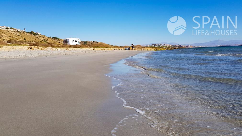 Nové apartmány s terasou a krásnym výhľadom na more v kľudnej časti Gran Alacant , Costa Blanca