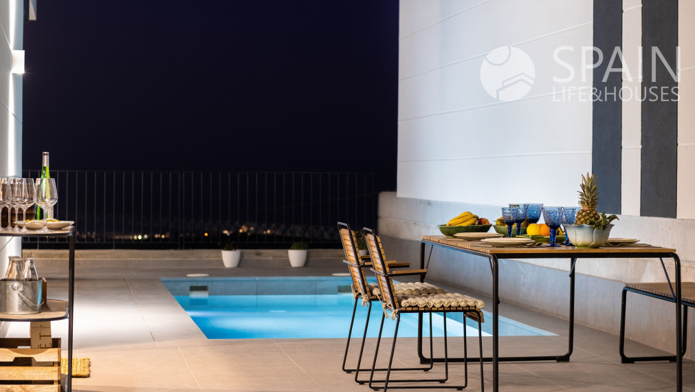 Posledné domy vo fáze E. Novostavba 2 a 3-izbových domov s bazénom, Polop de la Marina, Alicante