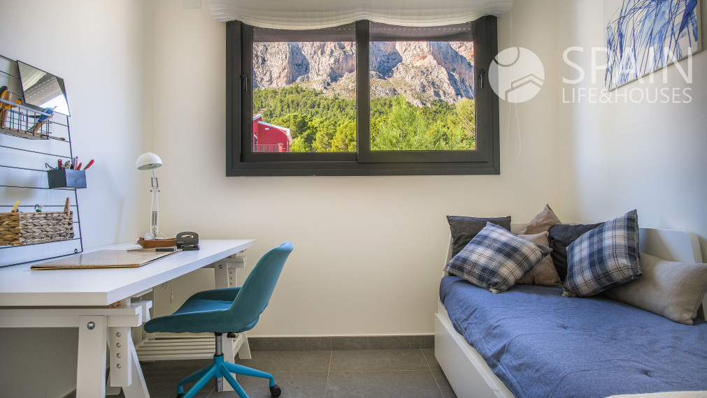 Posledné domy vo fáze E. Novostavba 2 a 3-izbových domov s bazénom, Polop de la Marina, Alicante