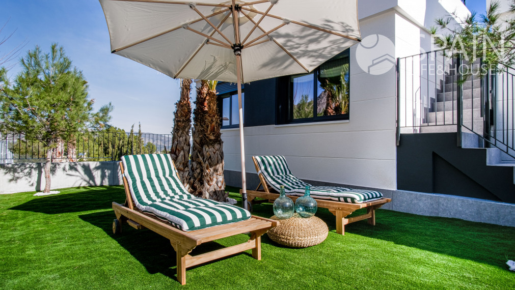 Posledné domy vo fáze E. Novostavba 2 a 3-izbových domov s bazénom, Polop de la Marina, Alicante