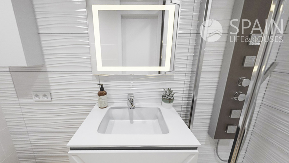 Kompletne zariadený 2- spálňový apartmán ( s názvom "Mestské Záhrady") v prvej línii pri mori so spoločnými bazénmi a vírivkami, Oropesa, Valencia