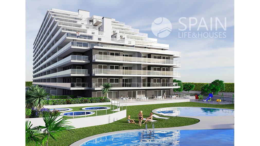 Dokončený kompletne zariadený 2- spálňový apartmán ( s názvom "Mestské Záhrady") v prvej línii pri mori so spoločnými bazénmi a vírivkami, Oropesa, Valencia