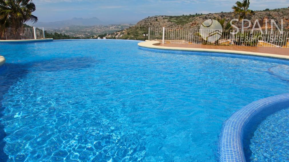 Nový, luxusný  2 spálňový apartmán so spoločným bazénom v Cumbre del Sol, Costa Blanca