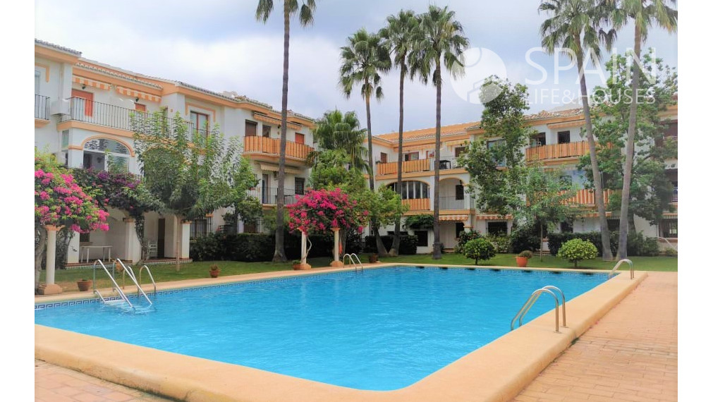 Romantický 1-spálňový zariadený apartmán v DENIA, Costa Blanca s terasou a komunálnymi bazénmi len 7 min pešo od pláže a ca 15 min o centra