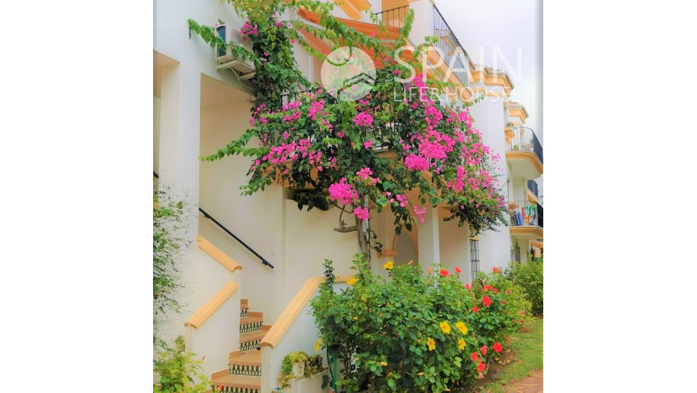 Romantický 1-spálňový zariadený apartmán v DENIA, Costa Blanca s terasou a komunálnymi bazénmi len 7 min pešo od pláže a ca 15 min o centra