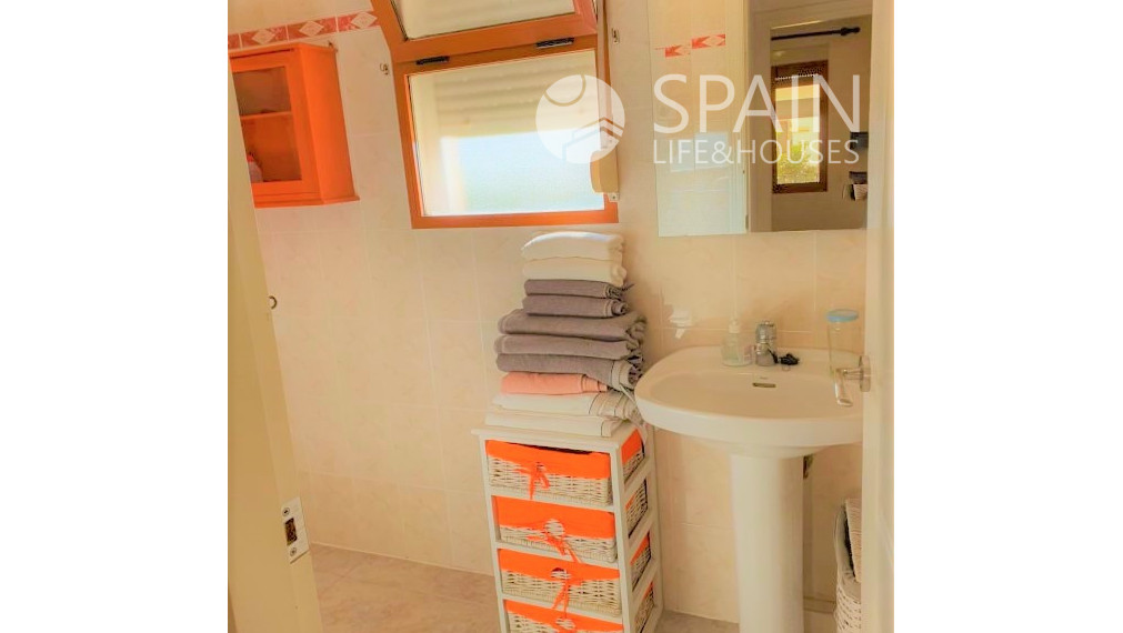 Romantický 1-spálňový zariadený apartmán v DENIA, Costa Blanca s terasou a komunálnymi bazénmi len 7 min pešo od pláže a ca 15 min o centra