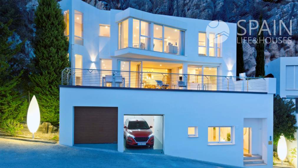 Rezidenčná presvetlená vila so 4 spálňami s privátnym bazénom s jedinečnou architektúrou v ALTEA, Costa Blanca Sever