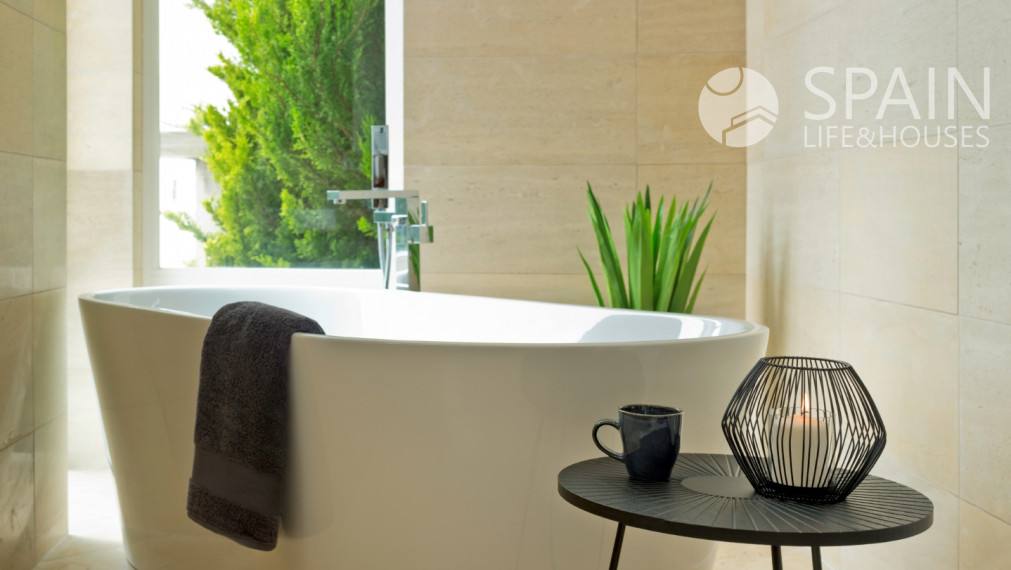 Rezidenčná presvetlená vila so 4 spálňami s privátnym bazénom s jedinečnou architektúrou v ALTEA, Costa Blanca Sever