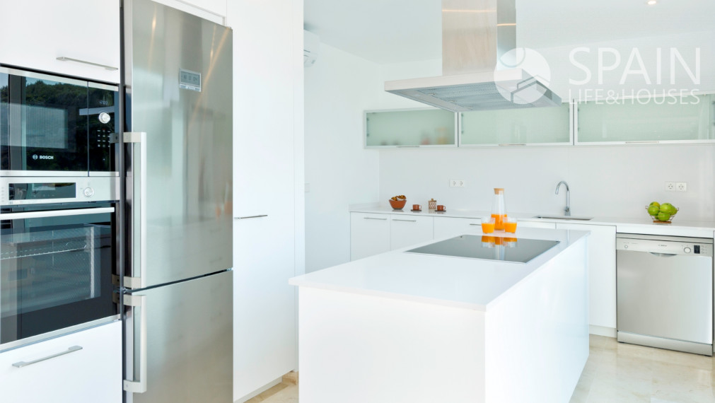 Rezidenčná presvetlená vila so 4 spálňami s privátnym bazénom s jedinečnou architektúrou v ALTEA, Costa Blanca Sever