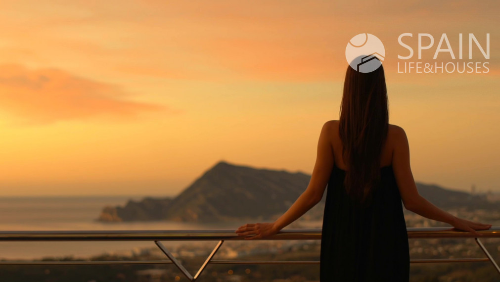 Rezidenčná presvetlená vila so 4 spálňami s privátnym bazénom s jedinečnou architektúrou v ALTEA, Costa Blanca Sever