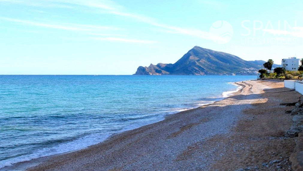 Rezidenčná presvetlená vila so 4 spálňami s privátnym bazénom s jedinečnou architektúrou v ALTEA, Costa Blanca Sever