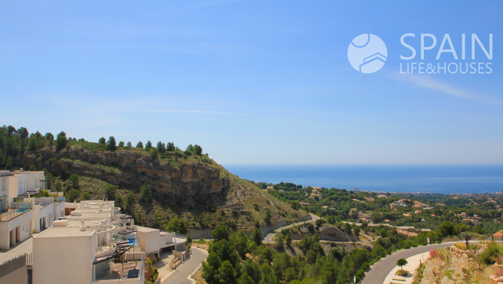 Rezidenčná presvetlená vila so 4 spálňami s privátnym bazénom s jedinečnou architektúrou v ALTEA, Costa Blanca Sever