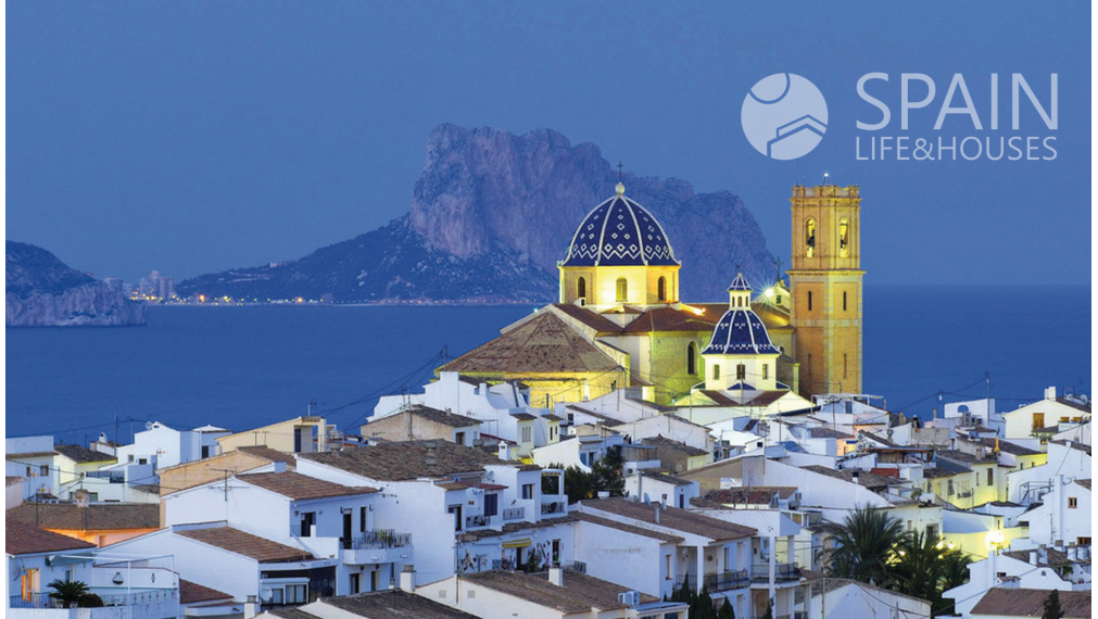 Rezidenčná presvetlená vila so 4 spálňami s privátnym bazénom s jedinečnou architektúrou v ALTEA, Costa Blanca Sever