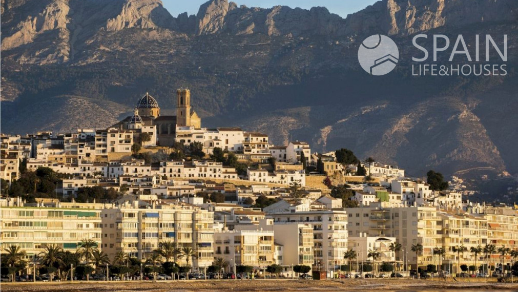 Rezidenčná presvetlená vila so 4 spálňami s privátnym bazénom s jedinečnou architektúrou v ALTEA, Costa Blanca Sever