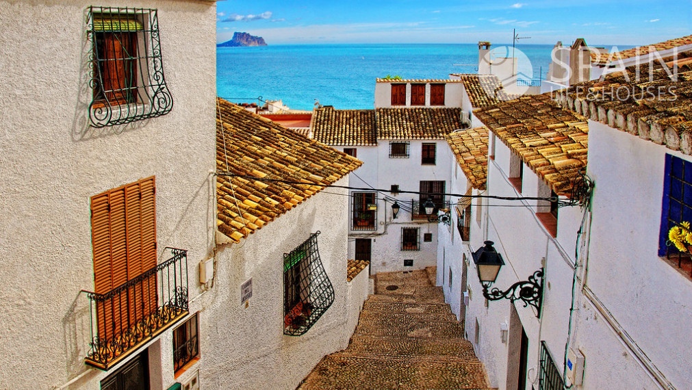 Rezidenčná presvetlená vila so 4 spálňami s privátnym bazénom s jedinečnou architektúrou v ALTEA, Costa Blanca Sever