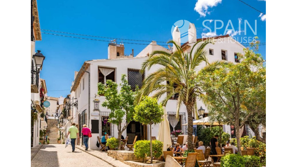 Rezidenčná presvetlená vila so 4 spálňami s privátnym bazénom s jedinečnou architektúrou v ALTEA, Costa Blanca Sever