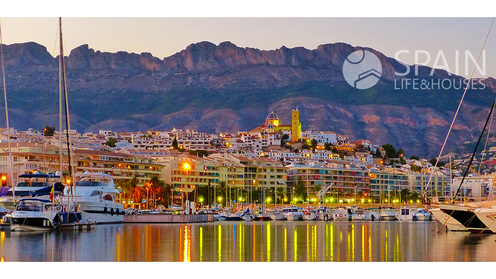 Rezidenčná presvetlená vila so 4 spálňami s privátnym bazénom s jedinečnou architektúrou v ALTEA, Costa Blanca Sever