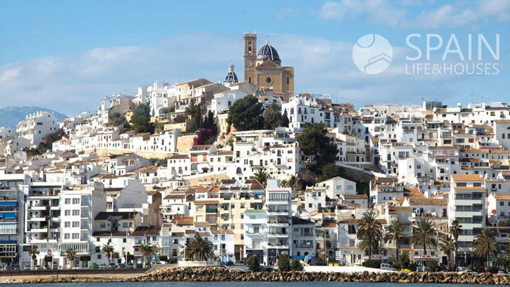 Rezidenčná presvetlená vila so 4 spálňami s privátnym bazénom s jedinečnou architektúrou v ALTEA, Costa Blanca Sever