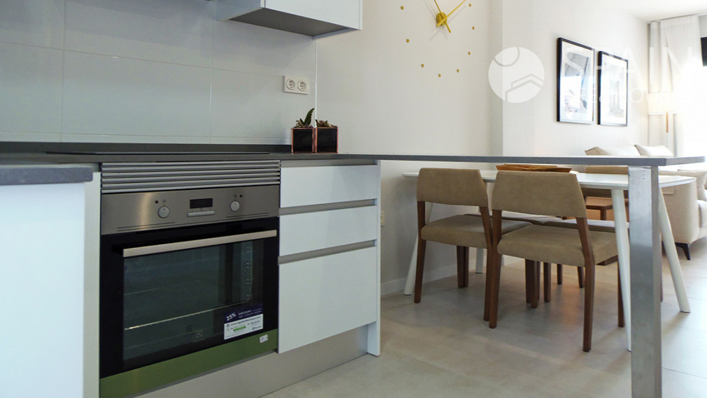 Mestský dom Mervalous s výhľadom na more a spoločným bazénom v Mil Palmeras. 10-15min od pláže