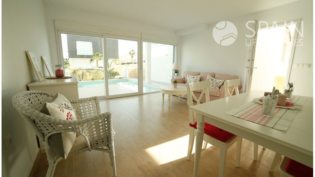 PROJEKT LIN-DA. Nádherné dvojdomy s bazénom 5 minút od pláže v Alicante. Dodanie  začiatkom 2025.