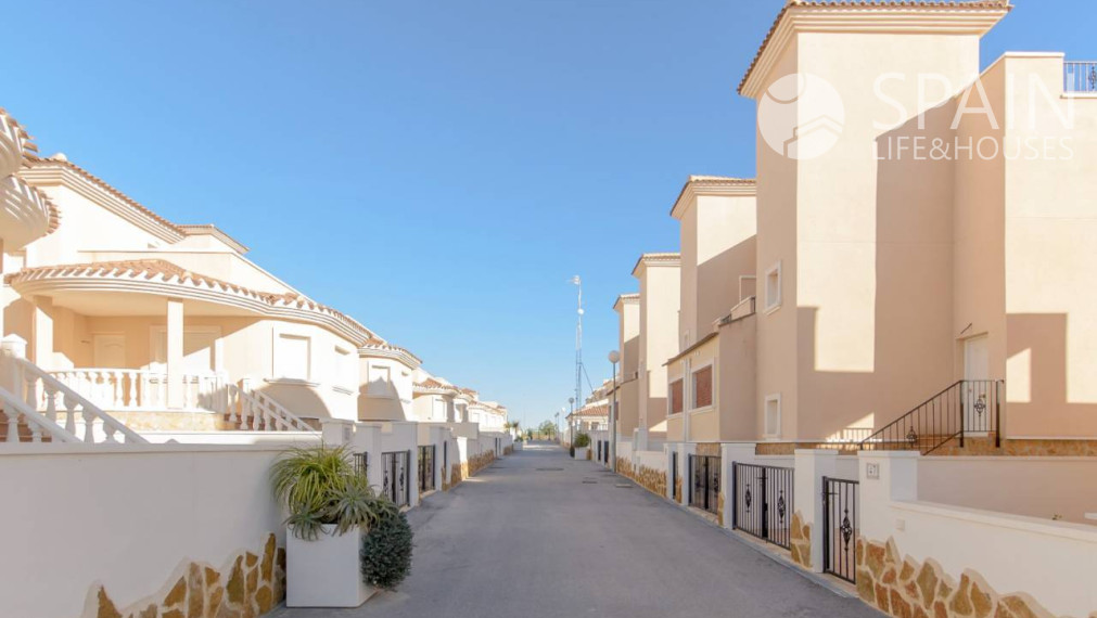 Nové bungalovy s 2 spálňami 8 km od pláže v San Miguel de Salinas, Costa Blanca juh. Dokončené.