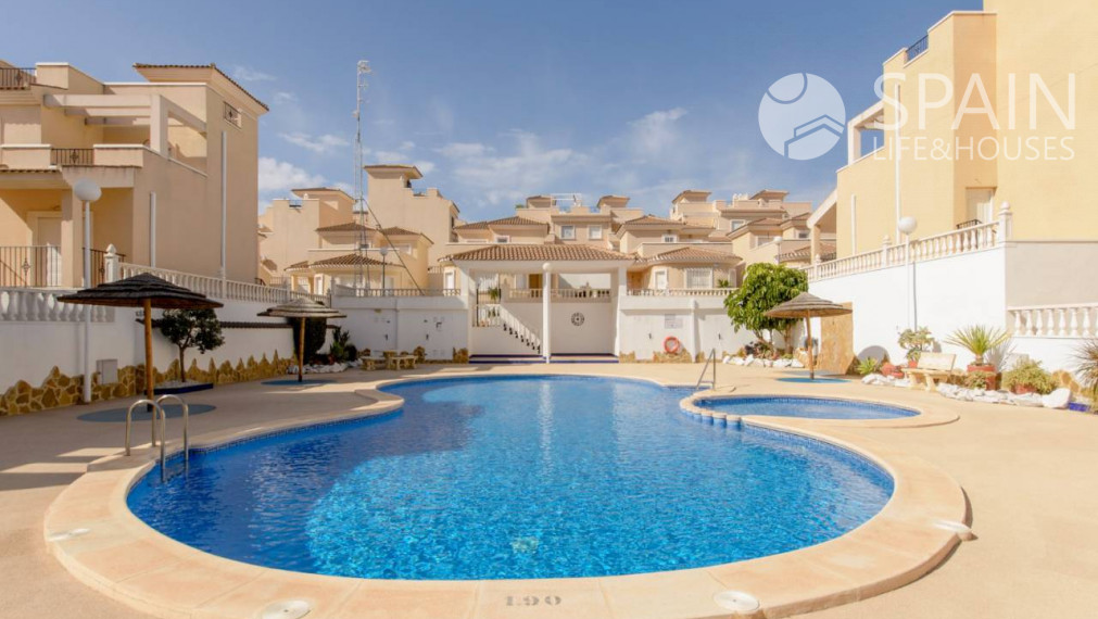 Nové bungalovy s 2 spálňami 8 km od pláže v San Miguel de Salinas, Costa Blanca juh. Dokončené.