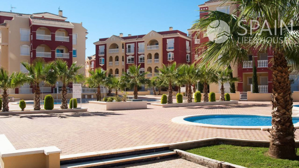 Novopostavený apartmán s 2 spálňami a 2 kúpeľňami 10 minút od pláže v Los Alcazares, Murcia, Španielsko. Dokončené.