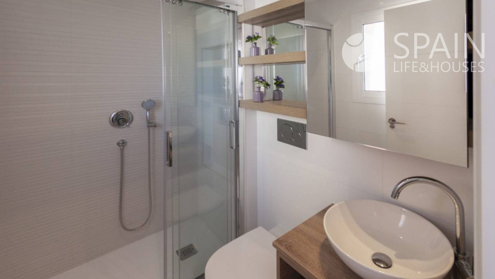 Novopostavený apartmán s 2 spálňami a 2 kúpeľňami 10 minút od pláže v Los Alcazares, Murcia, Španielsko. Dokončené.