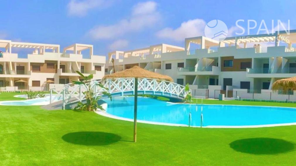 Novostavba prízemných bungalovov s 2 spálňami v meste Torrevieja, Alicante
