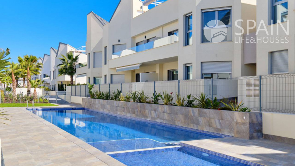 VYPREDANÉ. Malebná novostavba-byt- v Torrevieja, Alicante, Costa Blanca 300 metrov od pláže