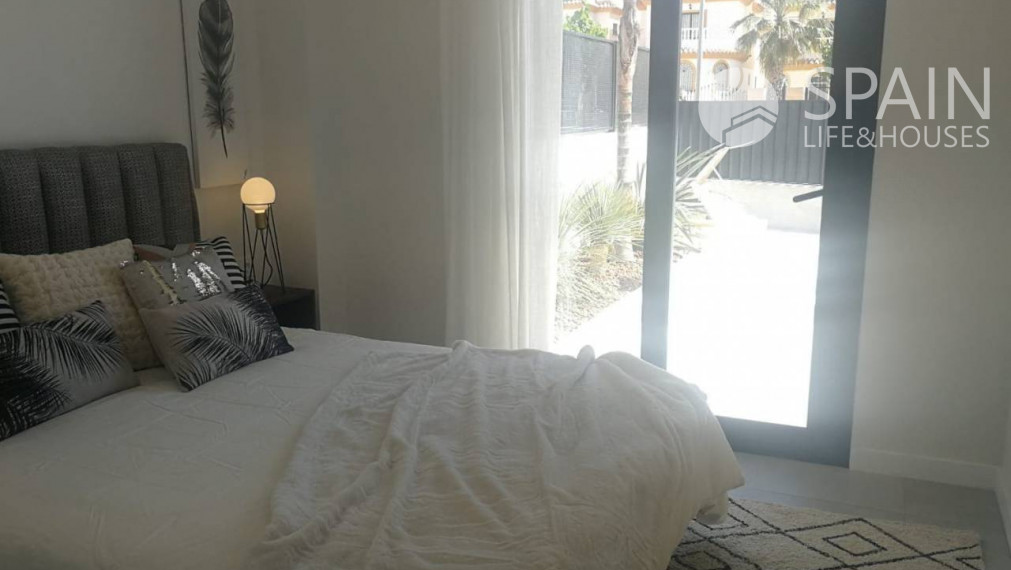 Novopostavená dvojdomá vila so súkromným bazénom a 6 km od pláže v San Fulgencio, Alicante. Dodanie november 2023