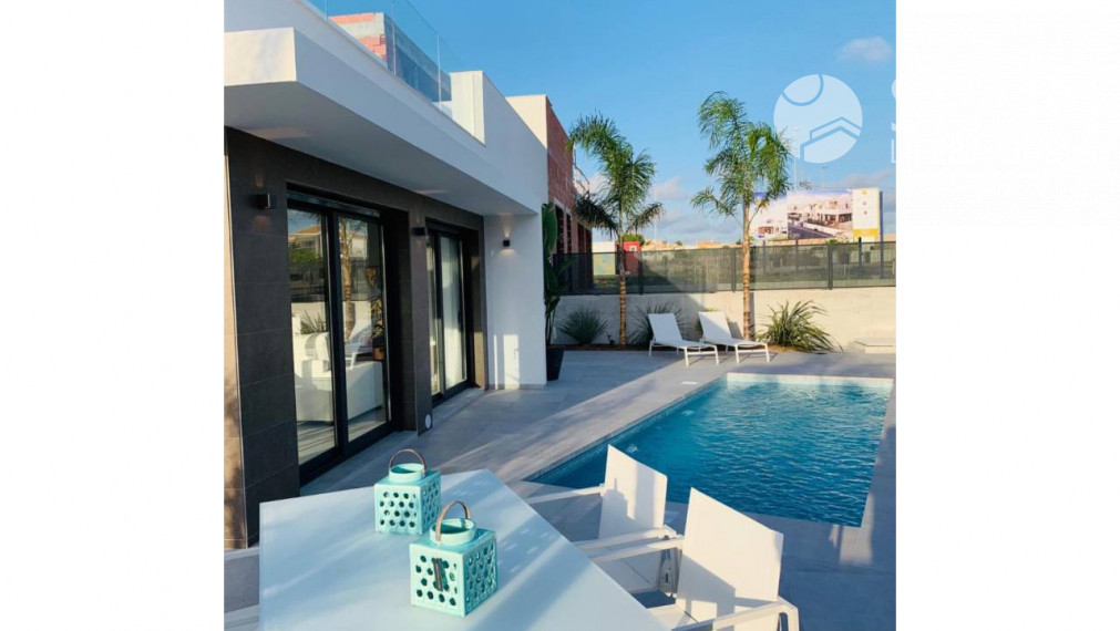 Novopostavená dvojdomá vila so súkromným bazénom a 6 km od pláže v San Fulgencio, Alicante. Dodanie november 2023