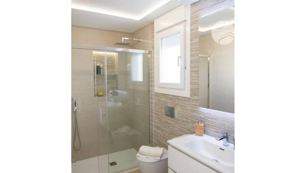 POSLEDNÁ!! Exkluzívna luxusná vila 1,9 km od mora so súkromným bazénom v San Pedro del Pinatar, Murcia. Dodanie v prvej polovici roka 2023