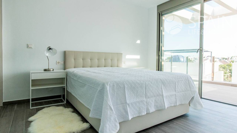 Luxusná novostavba vily so súkromným bazénom- 4 km od mora vo Villamartin, Orihuela Costa. Dodanie február 2023