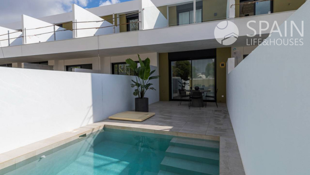 Luxusný novopostavený mestský dom v Pilar de la Horadada, 2 km od mora. Dodanie júl 2022