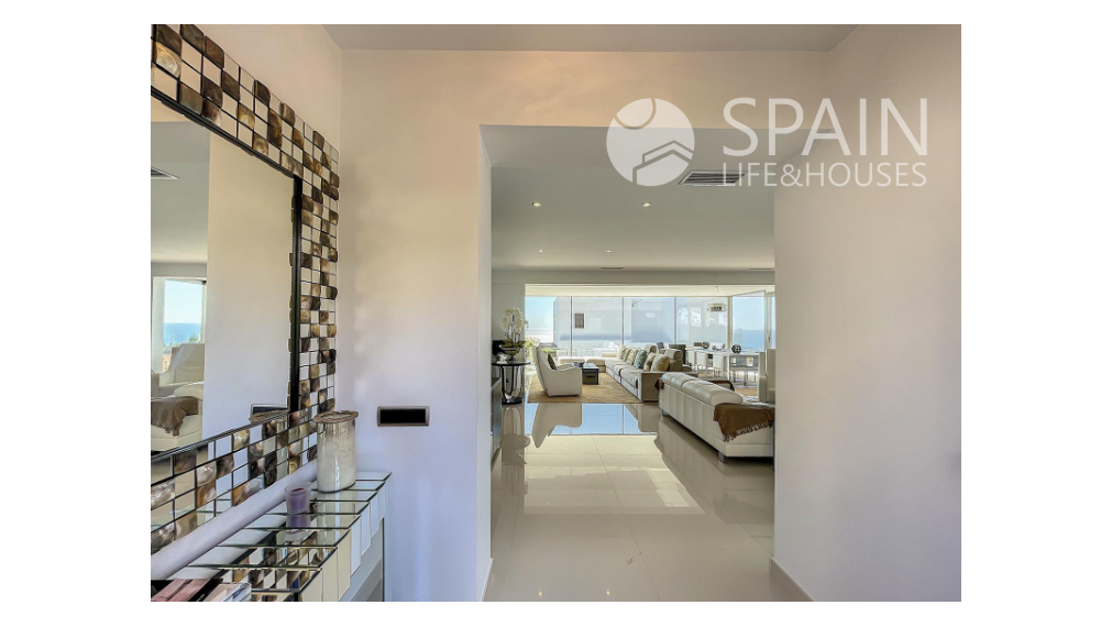 CUMBRE DEL SOL: Úžasná zrekonštruovaná vila s výhľadom na more 1 km od pláže