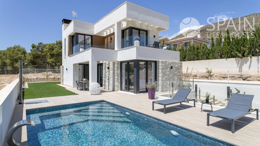 Posledná  4 spálňová vila s bazénom vo Finestrat/Benidorm, 2,5km od pláže dokončenie 2023