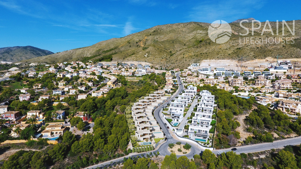 Posledná  4 spálňová vila s bazénom vo Finestrat/Benidorm, 2,5km od pláže dokončenie 2023