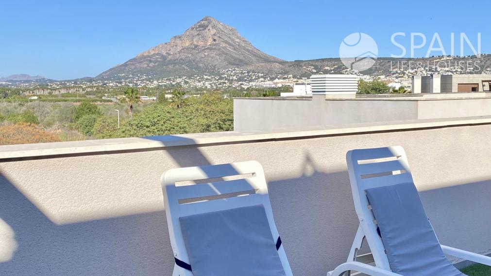 Žite v Luxuse na Pláži Arenal! 4-izbový Duplexový Penthouse s Výhľadom na Montgó a More v Jávea"