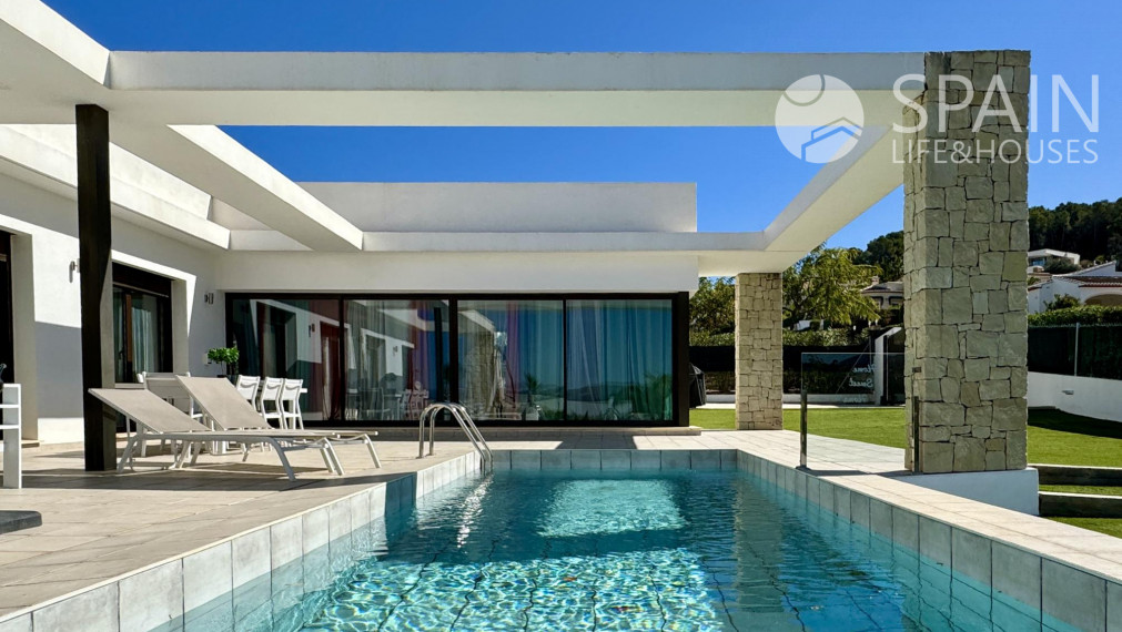 "Zažite stredomorský luxus: výnimočná jednoposchodová vila s výhľadom na Montgó v Jávei".