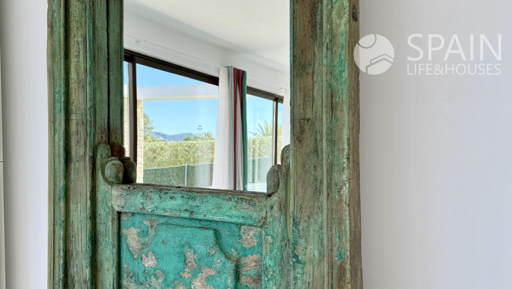 "Zažite stredomorský luxus: výnimočná jednoposchodová vila s výhľadom na Montgó v Jávei".