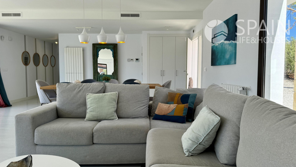 "Zažite stredomorský luxus: výnimočná jednoposchodová vila s výhľadom na Montgó v Jávei".