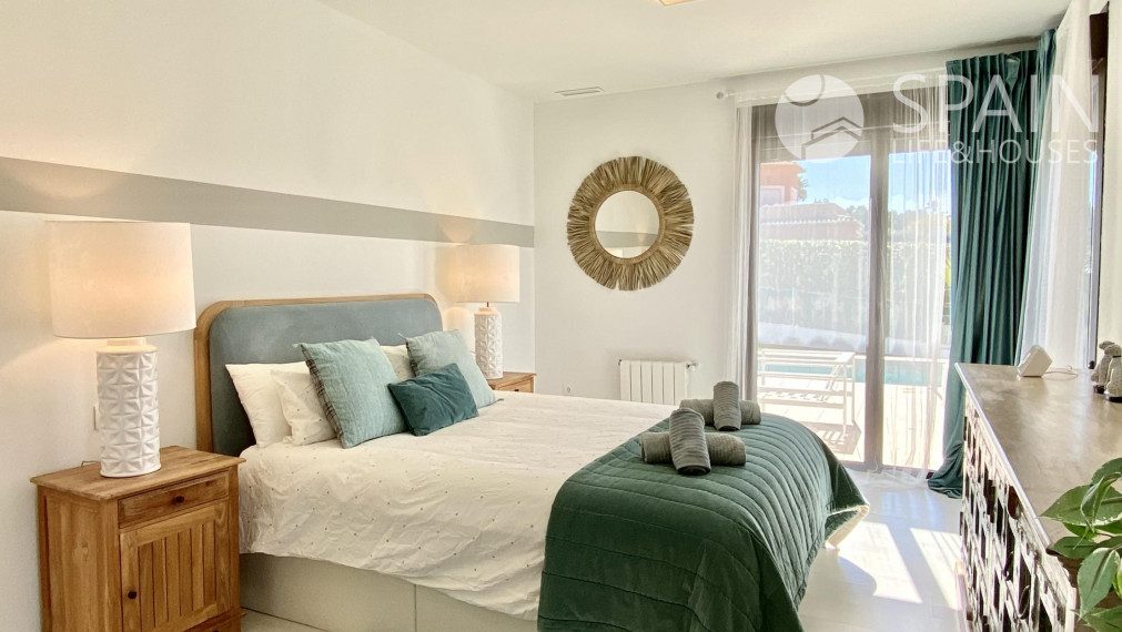 "Zažite stredomorský luxus: výnimočná jednoposchodová vila s výhľadom na Montgó v Jávei".