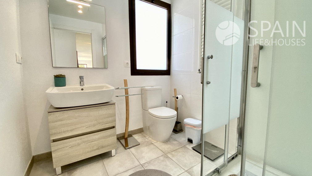 "Zažite stredomorský luxus: výnimočná jednoposchodová vila s výhľadom na Montgó v Jávei".