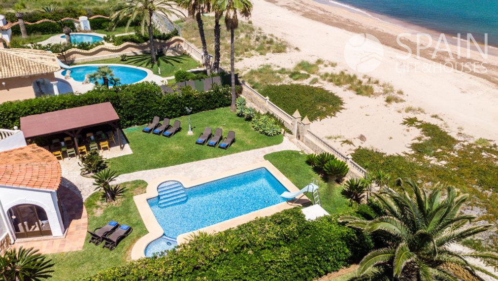 Pobrežný raj: exkluzívna vila so 6 spálňami v meste Denia, obklopená luxusom a pohodlím